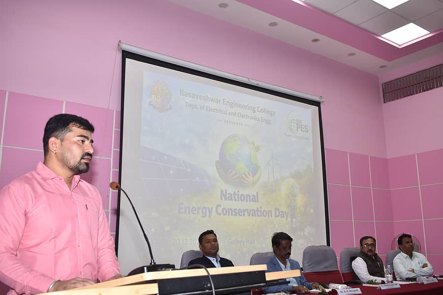 ಬಾಗಲಕೋಟೆ ಬಸವೇಶ್ವರ ಎಂಜಿನಿಯರಿಂಗ್ ಕಾಲೇಜಿನಲ್ಲಿ ಹಮ್ಮಿಕೊಂಡಿದ್ದ ರಾಷ್ಟ್ರೀಯ ಶಕ್ತಿ ಸಂರಕ್ಷಣಾ ದಿನಾಚರಣೆ ಕಾರ್ಯಕ್ರಮದಲ್ಲಿ ಹೆಸ್ಕಾಂ ಸಹಾಯಕ ಎಂಜಿನಿಯರ್ ಮಡಿವಾಳಪ್ಪ ಇಂಡಿ ಮಾತನಾಡಿದರು