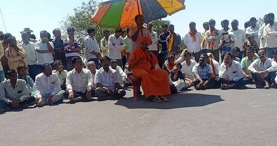 ಮುರಗೋಡ ತಾಲ್ಲೂಕು ರಚೆನೆಗೆ ಆಗ್ರಹಿಸಿ 2018–19ರಲ್ಲಿ ಮುರಗೋಡ ಮಹಾಂತ ದುರದುಂಡೀಶ್ವರ ಮಠದ ನೀಲಕಂಠ ಸ್ವಾಮೀಜಿ ನೇತೃತ್ವದಲ್ಲಿ ನಡೆದ ಧರಣಿ