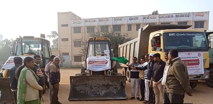 ಮುಳಬಾಗಿಲು ನಗರದಲ್ಲಿ ನಡೆದ ಬೃಹತ್ ಸ್ವಚ್ಛತಾ ಆಂದೋಲನದ ಕಸ ವಿಲೇವಾರಿ ವಾಹನಕ್ಕೆ ಗಣ್ಯರು ಚಾಲನೆ ನೀಡಿದರು