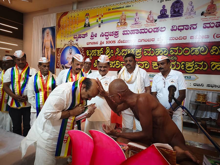 ಹಾವೇರಿ ರಜನಿ ಸಭಾಂಗಣದಲ್ಲಿ ಶನಿವಾರ ಹಮ್ಮಿಕೊಂಡಿದ್ದ ಸಿದ್ದಚಕ್ರ ಮಹಾಮಂಡಲ ವಿಧಾನ ಮಹೋತ್ಸವದ ಸಮಾರೋಪ ಸಮಾರಂಭದಲ್ಲಿ ಪಾಲ್ಗೊಂಡಿದ್ದ ಸಂಸದ ಬಸವರಾಜ ಬೊಮ್ಮಾಯಿ ಅವರು ವಿದಿತಸಾಗರ ಮಹಾರಾಜರಿಂದ ಆಶೀರ್ವಾದ ಪಡೆದುಕೊಂಡರು