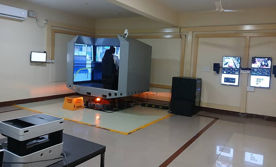 ಬಸ್ ಸಿಮ್ಯುಲೇಟರ್ ತರಬೇತಿ ಪಡೆಯುತ್ತಿರುವ ಸಿಬ್ಬಂದಿ