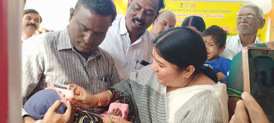 ದೇವದುರ್ಗ ಪಟ್ಟಣದ ತಾಲ್ಲೂಕು ಸಾರ್ವಜನಿಕ ಆಸ್ಪತ್ರೆಯಲ್ಲಿ ಮಗುವಿಗೆ ಪಲ್ಸ್ ಪೊಲಿಯೊ ಲಸಿಕೆ ಹಾಕುವ ಮೂಲಕ ಶಾಸಕಿ ಕರೆಮ್ಮ ಜಿ ನಾಯಕ ಲಸಿಕಾ ಅಭಿಯಾನಕ್ಕೆ ಚಾಲನೆ ನೀಡಿದರು