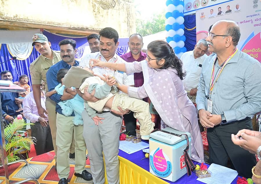 ಚಾಮರಾಜನಗರ ತಾಲ್ಲೂಕಿನ ವೆಂಕಟಯ್ಯನ ಛತ್ರದ ಪ್ರಾಥಮಿಕ ಆರೋಗ್ಯ ಕೇಂದ್ರದಲ್ಲಿ ಪಲ್ಸ್ ಪೋಲಿಯೊ ಉದ್ಘಾಟನಾ ಸಮಾರಂಭದಲ್ಲಿ ಜಿಲ್ಲಾ ಪಂಚಾಯಿತಿ ಸಿಇಒ ಮೋನಾ ರೋತ್ ಮಗುವಿಗೆ ಪೋಲಿಯೊ ಹನಿ ಹಾಕಿದರು