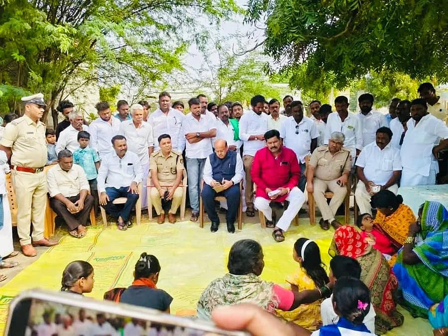 ಗಂಗಾವತಿ ತಾಲ್ಲೂಕಿನ ಹೆಬ್ಬಾಳ ಗ್ರಾಮದಲ್ಲಿ ಡಿ.12ರಂದು ಸಿಲಿಂಡರ್ ಸ್ಫೋಟ ಪ್ರಕರಣದಲ್ಲಿ ಮೃತಪಟ್ಟಿದ್ದ ಸುರೇಶ ಮತ್ತು ರಾಜು ಅವರ ಮನೆಗೆ ಭೇಟಿ ಮಾಜಿ ಸಚಿವ ಶಿವರಾ ಜ ತಂಗಡಿ, ಜಿಲ್ಲಾಧಿಕಾರಿ ಸುರೇಶ ಬಿ ಇಟ್ನಾಳ ಬೇಟಿ ನೀಡಿ ದರು