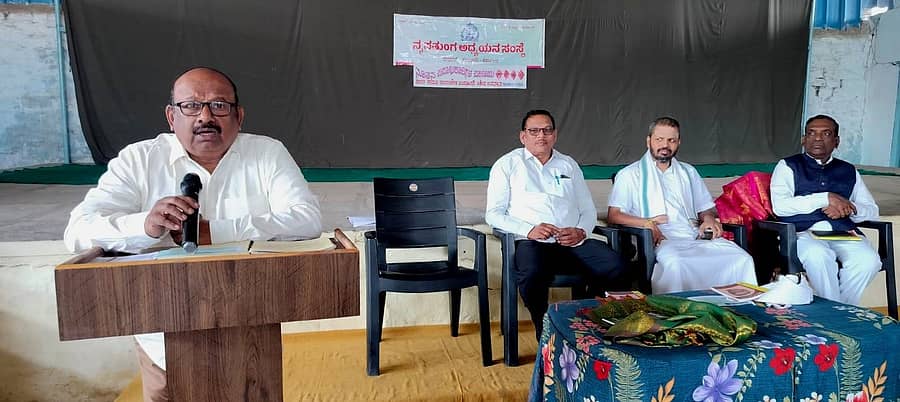 ಸೇಡಂ ಪಟ್ಟಣದ ಸಜ್ಜನಶೆಟ್ಟಿ ಕಲ್ಯಾಣ ಮಂಟಪದಲ್ಲಿ ಭಾನುವಾರ ನಡೆದ ನೃಪತುಂಘ ಅಧ್ಯಯನ ಸಂಸ್ಥೆಯ ಕಾರ್ಯಚಟುವಟಿಕೆಗಳ ಉದ್ಘಾಟನಾ ಸಮಾರಂಭದಲ್ಲಿ ಸಾಹಿತಿ ಅಮರೇಶ ನುಗಡೋಣಿ ಮಾತನಾಡಿದರು