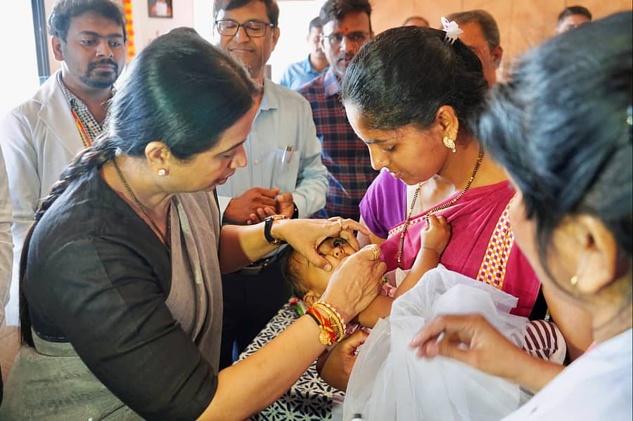 <div class="paragraphs"><p>ಮಗುವಿಗೆ ಪಲ್ಸ್ ಪೊಲಿಯೊ ಹಾಕಿದ ಲಕ್ಷ್ಮಿ ಹೆಬ್ಬಾಳಕರ</p></div>