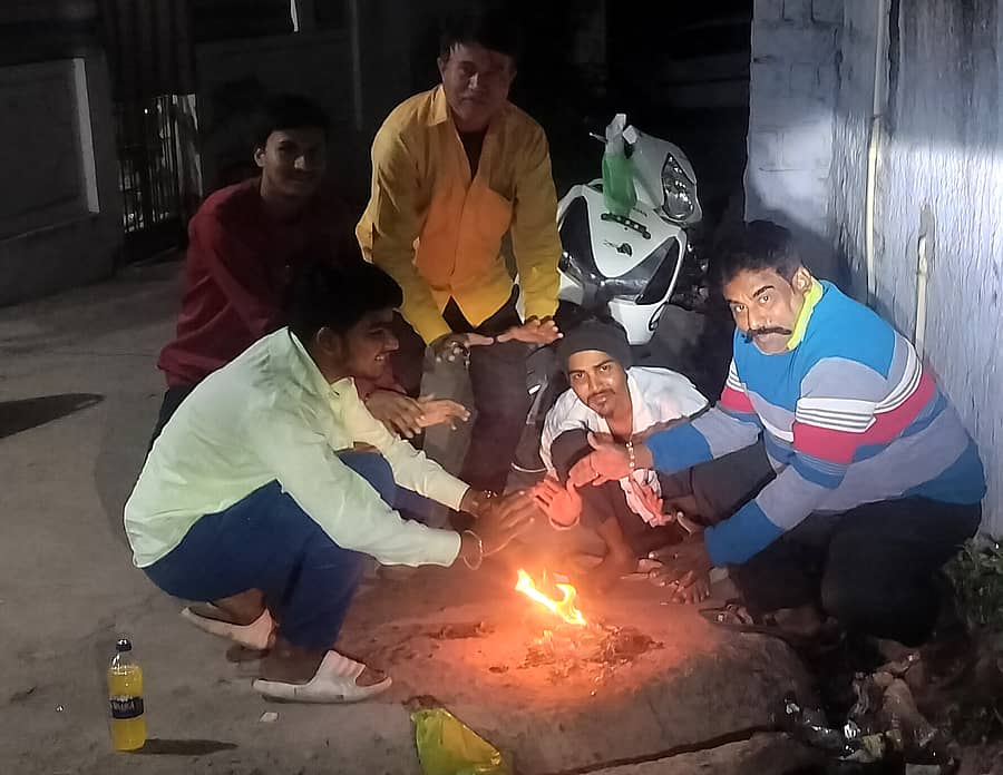 ಸುರಪುರದ ಮುಲ್ಲಾ ಮೋಹಲ್ಲಾದಲ್ಲಿ ಮೈಕೊರೆಯುವ ಚಳಿಯಿಂದ ರಕ್ಷಿಸಿಕೊಳ್ಳಲು ಬೆಂಕಿಗೆ ಕೈಯೊಡ್ಡಿರುವ ಜನರು