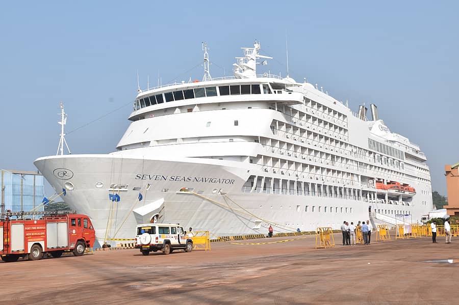 ಮಂಗಳೂರಿನ ನವಮಂಗಳೂರು ಬಂದರಿಗೆ ಬಹಮಾಸ್‌ನ ‘ಮೆ.ಸೆವೆನ್ ಸೀಸ್ ನೇವಿಗೇಟರ್‌’ ಐಷಾರಾಮಿ ಪ್ರವಾಸಿ ಹಡಗು ಸೋಮವಾರ ತಲುಪಿತು. ಹಡಗಿನಲ್ಲಿ 450 ಪ್ರಯಾಣಿಕರು ಹಾಗೂ 360 ಸಿಬ್ಬಂದಿ ಇದ್ದರು