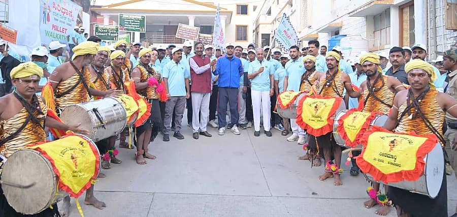 ರಾಯಚೂರಿನಲ್ಲಿ ಸೋಮವಾರ ಸಣ್ಣ ನೀರಾವರಿ ಹಾಗೂ ವಿಜ್ಞಾನ ಮತ್ತು ತಂತ್ರಜ್ಞಾನ ಸಚಿವ ಎನ್.ಎಸ್. ಬೋಸರಾಜು ಅವರು ಸಿರಿಧಾನ್ಯ ನಡಿಗೆಗೆ ಚಾಲನೆ ನೀಡಿದರು. ಜಿಲ್ಲಾ ಪಂಚಾಯಿತಿ ಸಿಇಒ ಈಶ್ವರಕುಮಾರ ಕಾಂದೂ, ಕುಲಪತಿ ಹನಮಂತಪ್ಪ ಉಪಸ್ಥಿತರಿದ್ದರು