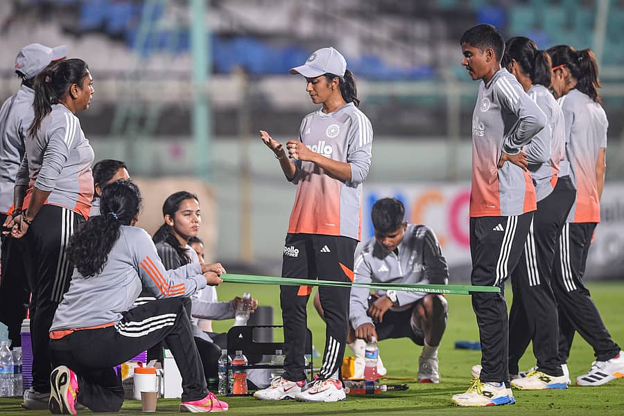 ಭಾರತ ಮಹಿಳಾ ತಂಡದ ಆಟಗಾರ್ತಿಯರ ಅಭ್ಯಾಸ –ಪಿಟಿಐ ಚಿತ್ರ