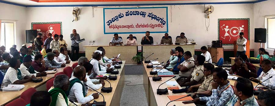 ಚನ್ನಪಟ್ಟಣದ ತಾ.ಪಂ. ಸಭಾಂಗಣದಲ್ಲಿ ನಡೆದ ರೈತರ ಕುಂದುಕೊರತೆ ಸಭೆಯಲ್ಲಿ ತಹಶೀಲ್ದಾರ್ ಬಿ.ಎನ್. ಗಿರೀಶ್, ತಾ.ಪಂ. ಇಒ ಸಂದೀಪ್, ಪೊಲೀಸ್ ಅಧಿಕಾರಿಗಳಾದ ಪ್ರಕಾಶ್, ರವಿಕಿರಣ್, ನಗರಸಭಾ ಆಯುಕ್ತ ಮಹೇಂದ್ರ ಹಾಜರಿದ್ದರು