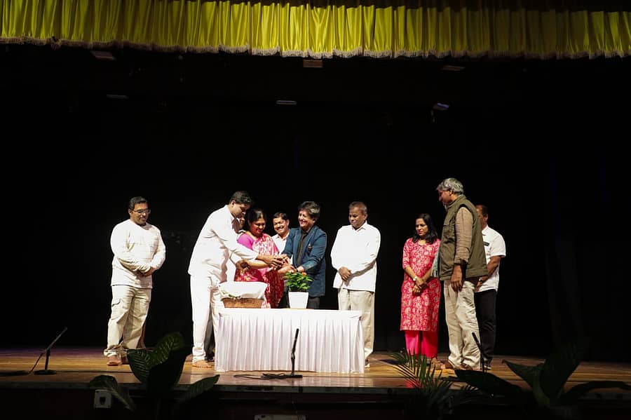 ಕೆ.ಪಿ.ಪೂರ್ಣಚಂದ್ರ ತೇಜಸ್ವಿ ಪ್ರತಿಷ್ಠಾನದಿಂದ ನಗರದ ಕುವೆಂಪು ಕಲಾಮಂದಿರದಲ್ಲಿ ಆಯೋಜಿಸಿದ್ದ ‘ನನ್ನ ತೇಜಸ್ವಿ’ ನಾಟಕ ಪ್ರದರ್ಶನವನ್ನು ಪ್ರದೀಪ್ ಕೆಂಜಿಗೆ ಉದ್ಘಾಟಿಸಿದರು