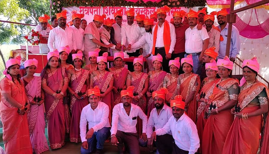 ಕಮಲನಗರ ತಾಲ್ಲೂಕಿನ ಹುಲಸೂರ(ಕೆ) ಗ್ರಾಮದ ಛತ್ರಪತಿ ಶಿವಾಜಿ ಪ್ರೌಢಶಾಲೆಯಲ್ಲಿ ವಿದ್ಯಾರ್ಥಿಗಳ ಸ್ನೇಹ ಸಮ್ಮೀಲನದಲ್ಲಿ ಪಾಲ್ಗೊಂಡಿದ್ದ ಹಳೆಯ ವಿದ್ಯಾರ್ಥಿಗಳು