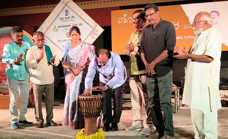 ಪಾಂಡವಪುರ ತಾಲ್ಲೂಕಿನ ಮೇಲುಕೋಟೆ ಪು.ತಿ.ನ.ಕಲಾಮಂದಿರದಲ್ಲಿ ರೈತ ನಾಯಕ ಕೆ.ಎಸ್.ಪುಟ್ಟಣ್ಣಯ್ಯ ರಂಗನಮನ–ಹೊಂಬಾಳೆ ನಾಟಕೋತ್ಸವವನ್ನು ಸಾಹಿತಿ ನಾಗತಿಹಳ್ಳಿ ಚಂದ್ರಶೇಖರ್ ಉದ್ಫಾಟಿಸಿದರು. ಸುನೀತಾ ಪುಟ್ಟಣ್ಣಯ್ಯ, ಸಂತೋಷ್ ಕೌಲಗಿ, ಹರವು ದೇವೇಗೌಡ, ಕೆ.ಎನ್.ವಿಜಯಕುಮಾರ್, ಜ್ಞಾನೇಶ್ ನರಹಳ್ಳಿ ಪಾಲ್ಗೊಂಡಿದ್ದರು