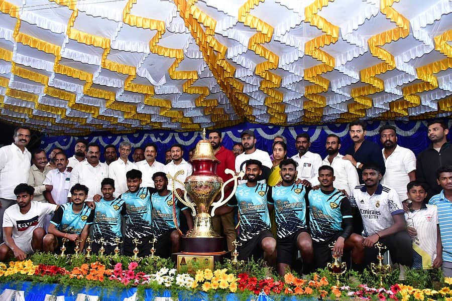 ನಂಜನಗೂಡಿನ ಜ್ಯೂನಿಯರ್ ಕಾಲೇಜು ಮೈದಾನದಲ್ಲಿ ಭಾನುವಾರ ನಡೆದ ಧ್ರುವನಾಯಣ ಸ್ಮಾರಕ ರಾಜ್ಯಮಟ್ಟದ ಫುಟ್‌ಬಾಲ್ ಟೂರ್ನಿಯ ಫೈನಲ್‌ ಪಂದ್ಯದಲ್ಲಿ ಮಂಗಳೂರು ಯುನೈಟೆಡ್ ತಂಡವನ್ನು ಮಣಿಸಿದ ಗೋವಾದ ಈ.ಜಿ.ಎಫ್.ಸಿ ತಂಡ ಟ್ರೋಫಿ ಹಾಗೂ 1 ಲಕ್ಷ ನಗದು ಬಹುಮಾನ ಪಡೆಯಿತು