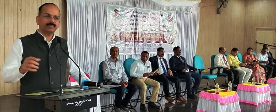 ಕುಷ್ಟಗಿಯಲ್ಲಿ ಸೋಮವಾರ ನಡೆದ ಕಾನೂನು ಅರಿವು ನೆರವು ಕಾರ್ಯಕ್ರಮದಲ್ಲಿ ಜಿಲ್ಲಾ ಮತ್ತು ಸೆಷನ್ಸ್‌ ನ್ಯಾಯಾಧೀಶ ಶಶಿಧರ ಶೆಟ್ಟಿ ಮಾತನಾಡಿದರು