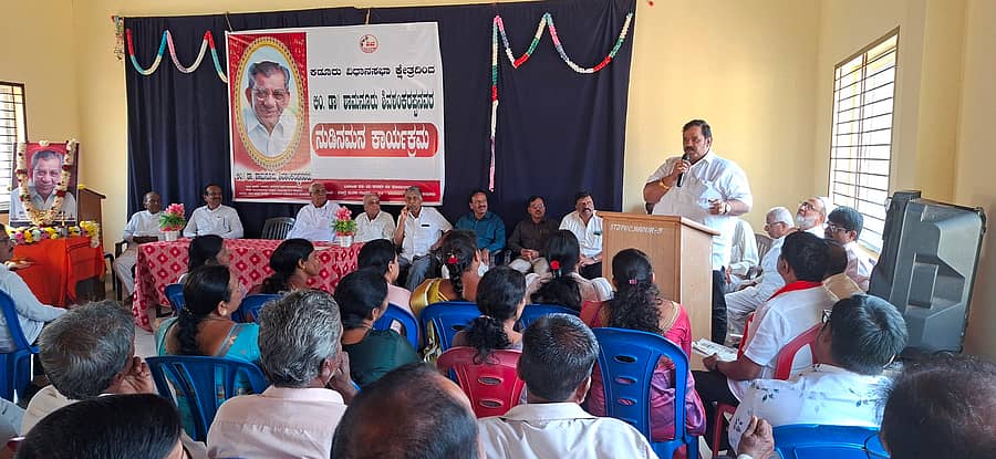 ಕಡೂರು ವೇದಾವತಿ ಶಾಲೆಯ ಸಭಾಂಗಣದಲ್ಲಿ ನಡೆದ ದಿವಂಗತ ಶಾಸಕ ಶಾಮನೂರು ಶಿವಶಂಕರಪ್ಪ ಅವರ ನುಡಿನಮನ ಕಾರ್ಯಕ್ರಮದಲ್ಲಿ ಬೆಳ್ಳಿ ಪ್ರಕಾಶ್ ಮಾತನಾಡಿದರು