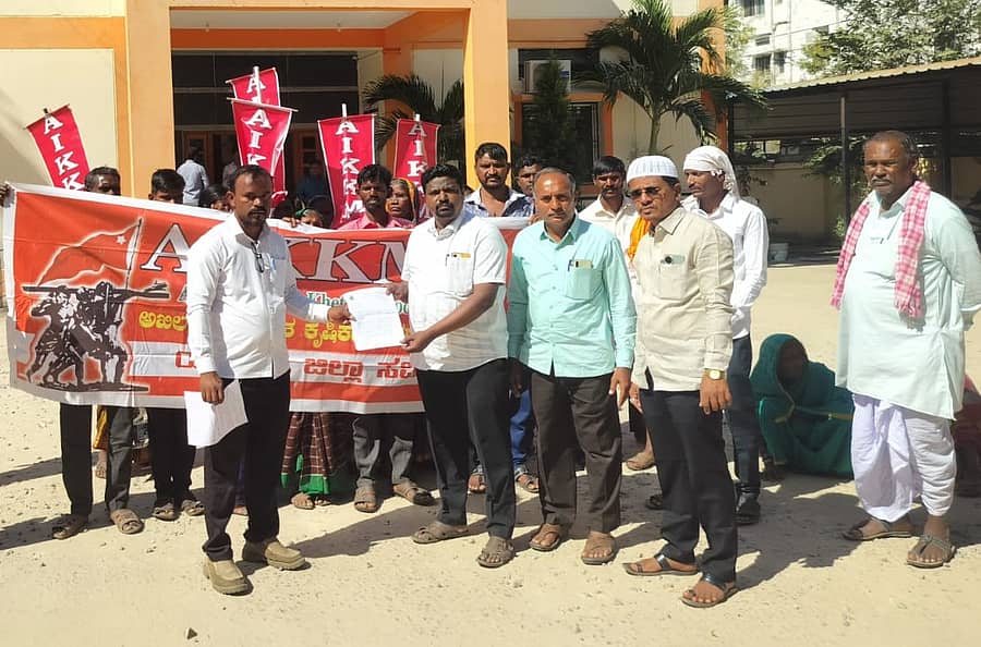 ಯಾದಗಿರಿಯಲ್ಲಿ ಈಚೆಗೆ ಅಖಿಲ ಭಾರತ ರೈತ ಕೃಷಿ ಕಾರ್ಮಿಕ ಸಂಘಟನೆ ಮುಖಂಡರು ಜೆಸ್ಕಾಂ ಎಂಜಿನಿಯರ್ ಒಬ್ಬರಿಗೆ ಮನವಿ ಪತ್ರ ಸಲ್ಲಿಸಿದರು