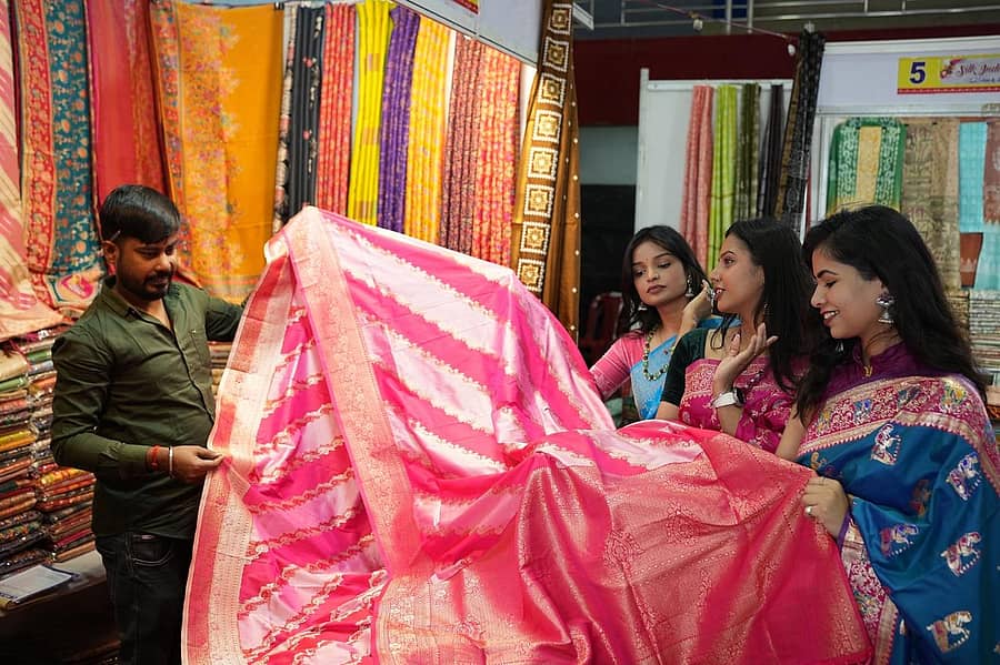 ‘ನ್ಯೂ ಕ್ರಾಫ್ಟ್ಸ್ ಸಿಲ್ಕ್ ಇಂಡಿಯಾ –2025’ ಸೀರೆ ವೀಕ್ಷಿಸಿದ ಮಹಿಳೆಯರು