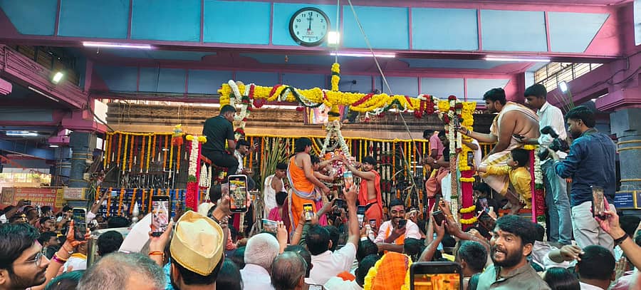 <div class="paragraphs"><p>ಅಫಜಲಪುರ ತಾಲ್ಲೂಕಿನ ದೇವಲ ಗಾಣಗಾಪುರದ ದತ್ತಾತ್ರೇಯ ಮಹಾರಾಜರ ದೇವಸ್ಥಾನದಲ್ಲಿ ಸೋಮವಾರ ಮಧ್ಯಾಹ್ನ ದತ್ತಾತ್ರೇಯ ಅವತಾರಿ ಪುರುಷರಾದ ನರಸಿಂಹ ಸರಸ್ವತಿ ಮಹಾರಾಜರ ಜನ್ಮೋತ್ಸವ ಕಾರ್ಯಕ್ರಮ ಜರುಗಿತು.</p></div>