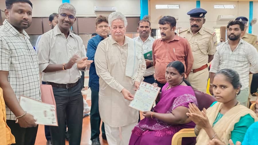 <div class="paragraphs"><p>ಹೊಸಪೇಟೆಯಲ್ಲಿ ಸೋಮವಾರ ಶಾಸಕ ಎಚ್.ಆರ್.ಗವಿಯಪ್ಪ ಅವರು ಹಕ್ಕುಪತ್ರ ವಿತರಿಸಿದರು </p></div>