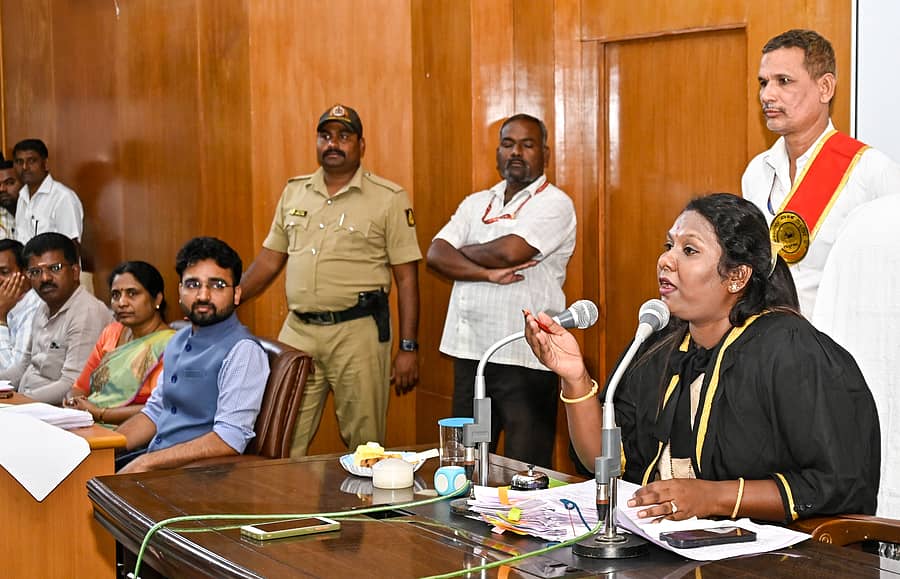 ಕಲಬುರಗಿ ನಗರದ ಇಂದಿರಾ ಸ್ಮಾರಕ ಭವನದಲ್ಲಿ ಸೋಮವಾರ ಸಾಮಾನ್ಯ ಸಭೆಯಲ್ಲಿ ಮೇಯರ್ ವರ್ಷಾ ಜಾನೆ ಮಾತನಾಡಿದರು ಪ್ರಜಾವಾಣಿ ಚಿತ್ರ