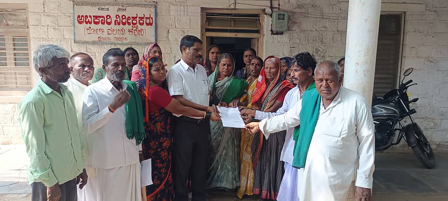 ರೋಣ ಅಬಕಾರಿ ಉಪನಿರೀಕ್ಷಕ ಎ.ಎಸ್.ಹೊಸಮನಿ ಅವರಿಗೆ ಮಾಡಲಗೇರಿ ಗ್ರಾಮಸ್ಥರು ಸಾರಾಯಿ ಅಕ್ರಮ ಮಾರಾಟ ತಡೆಗಟ್ಟಲು ಮನವಿ ಸಲ್ಲಿಸಿದರು.