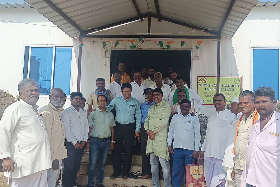 ಬಾದಾಮಿ ತಾಲ್ಲೂಕಿನ ನಾಗರಾಳ ಎಸ್.ಪಿ. ಗ್ರಾಮದ ಬಳಿ 367 ಬಾಣಾಪುರ-ಗದ್ದನಕೇರಿ ರಾಷ್ಟ್ರೀಯ ಹೆದ್ದಾರಿ ಕಾಮಗಾರಿ ಕುರಿತು ರೈತರು ಹುಬ್ಬಳ್ಳಿ ವಿಭಾಗದ ರಾಷ್ಟ್ರೀಯ ಹೆದ್ದಾರಿ ಎಂಜಿನಿಯರ್ ವೀರೇಶ ಪಾಟೀಲಗೆ ಮನವಿ ಸಲ್ಲಿಸಿದರು