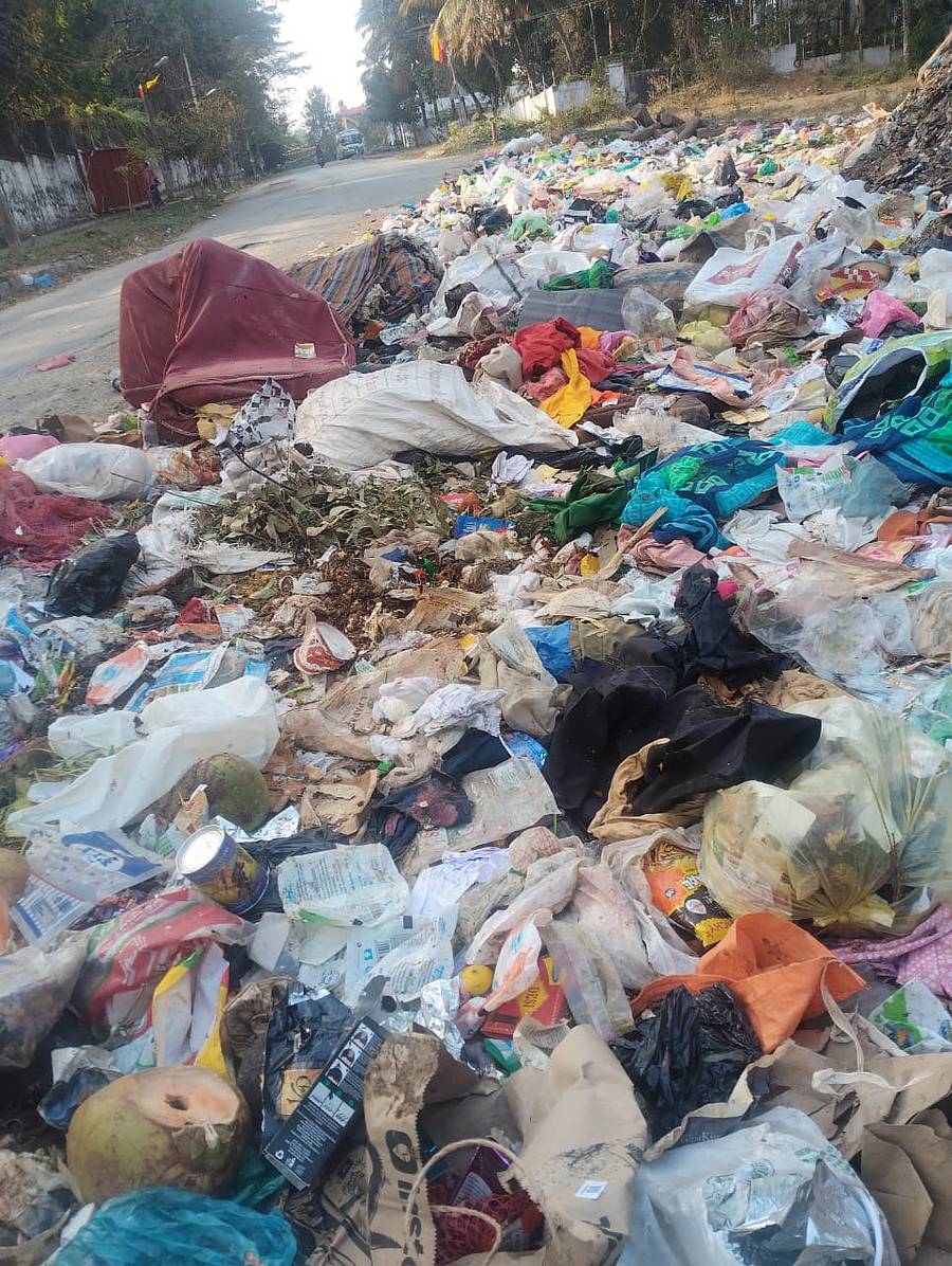 ಮುತ್ತರಾಯನಗರ ಮುಖ್ಯ ರಸ್ತೆಯಲ್ಲಿ ಬಿದ್ದಿರುವ ಕಸದ ರಾಶಿ