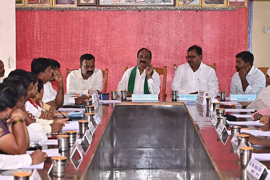 ಪುರಸಭೆ ಸಭಾಭವನದಲ್ಲಿ ನಡೆದ ಸಾಮಾನ್ಯ ಸಭೆಯಲ್ಲಿ ಶಾಸಕ ಎನ್. ಎಚ್. ಕೋನರಡ್ಡಿ ಮಾತನಾಡುತ್ತಿರುವುದು