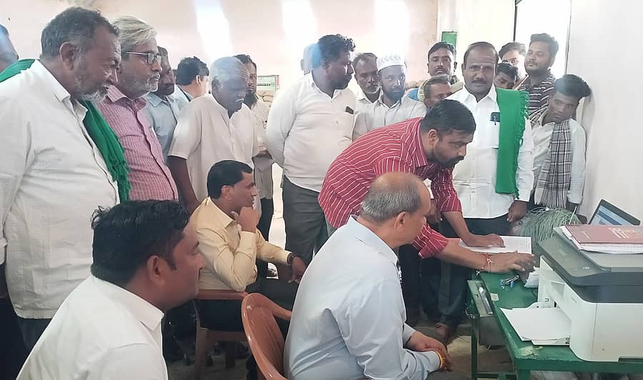 ಮುಂಡರಗಿ ಎಪಿಎಂಸಿ ಆವರಣದಲ್ಲಿರುವ ಮೆಕ್ಕೆಜೋಳ ಖರೀದಿ ಕೇಂದ್ರಕ್ಕೆ ಜಿಲ್ಲಾಧಿಕಾರಿ ಸಿ.ಎನ್. ಶ್ರೀಧರ ಭೇಟಿ ನೀಡಿ ಪರಿಶೀಲಿಸಿದರು