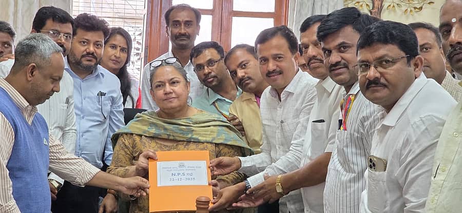 ಕರ್ನಾಟಕ ರಾಜ್ಯ ಸರ್ಕಾರಿ ನೌಕರರ ಸಂಘದ ಅಧ್ಯಕ್ಷ ಸಿ.ಎಸ್.ಷಡಾಕ್ಷರಿ ನೇತೃತ್ವದಲ್ಲಿ ಸಂಘದ ಪದಾಧಿಕಾರಿಗಳು ಭಾರತೀಯ ಆಡಳಿತ ಸೇವೆಯ ಅಧಿಕಾರಿಗಳ ಸಮಿತಿ ಅಧ್ಯಕ್ಷೆ ಉಮಾ ಮಹಾದೇವನ್ ಅವರನ್ನು ಭೇಟಿ ಮಾಡಿ ಪೂರಕ ಮಾಹಿತಿಯನ್ನು ಒಳಗೊಂಡ ಮನವಿ ಸಲ್ಲಿಸಿದರು.