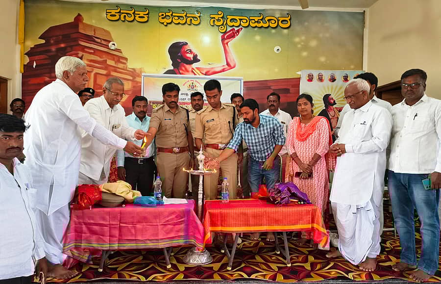ಸೈದಾಪುರ ಪಟ್ಟಣದ ಕನಕ ಭವನದಲ್ಲಿ ಕುರಿಗಾಹಿಗಳ ಸಮಸ್ಯೆಗಳು ಮತ್ತು ಕಾನೂನು ಅರಿವು ಕಾರ್ಯಕ್ರಮವನ್ನು ಜಿಲ್ಲಾ ಪೊಲೀಸ್ ವರಿಷ್ಠಾಧಿಕಾರಿ ಪೃಥ್ವಿಶಂಕರ ಹಾಗೂ ಸಮುದಾಯದ ಮುಖಂಡರು ಜ್ಯೋತಿ ಬೆಳಗಿಸುವ ಮೂಲಕ ಉದ್ಘಾಟಿಸಿದರು