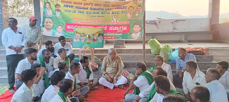 ಶಹಾಪುರ ನಗರದ ಪ್ರಥಮ ದರ್ಜೆ ಕಾಲೇಜು ಆವರಣದ ಮುಂದೆ ನಡೆಸುತ್ತಿರುವ ಧರಣಿ ಸ್ಥಳಕ್ಕೆ ಸಚಿವ ಶರಣಬಸಪ್ಪ ದರ್ಶನಾಪುರ ಭೇಟಿ ನೀಡಿದರು