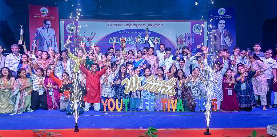 ಗುಲಬರ್ಗಾ ವಿಶ್ವವಿದ್ಯಾಲಯ ವ್ಯಾಪ್ತಿಯ ಅಂತರ ಮಹಾವಿದ್ಯಾಲಯಗಳ ಯುವಜನೋತ್ಸವದಲ್ಲಿ ಚಾಂಪಿಯನ್ ಪಟ್ಟ ಪಡೆದ ಶರಣಬಸವೇಶ್ವರ ವಿಜ್ಞಾನ ಕಾಲೇಜಿನ ವಿದ್ಯಾರ್ಥಿಗಳು ಕುಲಪತಿ ಪ್ರೊ.ಶಶಿಕಾಂತ ಉಡಿಕೇರಿ ಅವರಿಂದ ಟ್ರೋಫಿ ಸ್ವೀಕರಿಸಿ ಸಂಭ್ರಮಿಸಿದರು