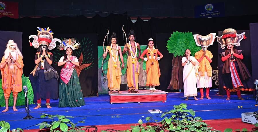 <div class="paragraphs"><p>ಗುಲಬರ್ಗಾ ವಿವಿಯಲ್ಲಿ ಭಾನುವಾರ ನಡೆದ ಯುವಜನೋತ್ಸವದಲ್ಲಿ ವಿದ್ಯಾರ್ಥಿಗಳು ರಾಮಾಯಣ ನಾಟಕ ಪ್ರದರ್ಶಿಸಿದರು</p></div><div class="paragraphs"><p><br></p></div>
