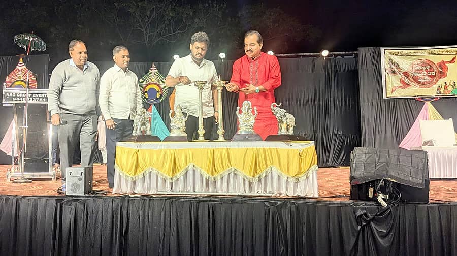 ಹೊಳೆನರಸೀಪುರ ಬಯಲು ರಂಗಮಂದಿರದ ಆವರಣದಲ್ಲಿ ಭಾನುವಾರ ಆಯೋಜಿಸಿದ್ದ ಆಳ್ವಾಸ್ ಸಾಂಸ್ಕೃತಿಕ ವೈಭವ ಕಾರ್ಯಕ್ರಮವನ್ನು ಸಂಸದ ಶ್ರೇಯಸ್ ಪಟೇಲ್ ಉದ್ಘಾಟಿಸಿದರು. ಆಳ್ವಾಸ್ ಸಂಸ್ಥೆಯ ಅಧ್ಯಕ್ಷ ಮೋಹನ್ ಆಳ್ವಾ, ಜಾವಗಲ್ ಪ್ರಸನ್ನ ಪಾಲ್ಗೊಂಡಿದ್ದರು