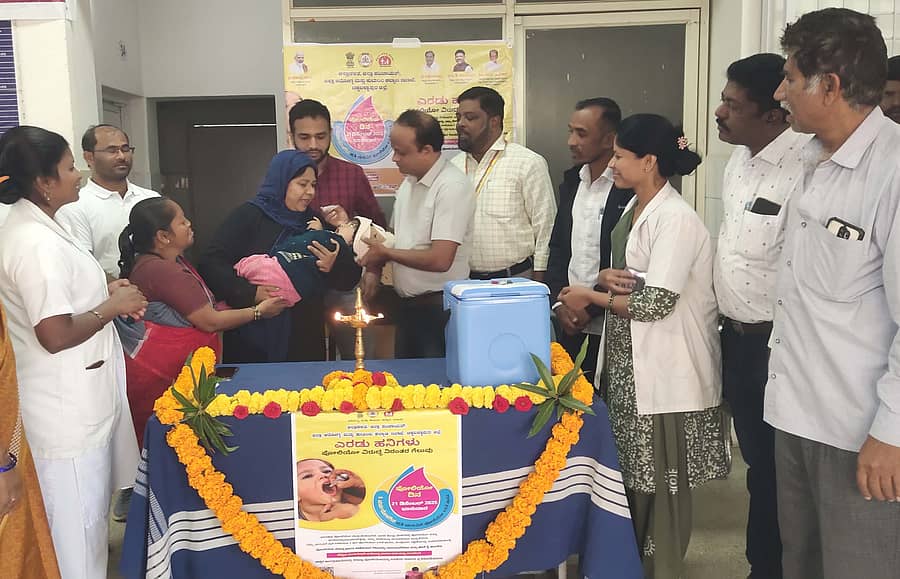 ಬಾಗೇಪಲ್ಲಿ ಸಾರ್ವಜನಿಕ ಆಸ್ಪತ್ರೆಯಲ್ಲಿ ತಾಲ್ಲೂಕು ಆರೋಗ್ಯಾಧಿಕಾರಿ ಡಾ.ಸಿ.ಎನ್. ಸತ್ಯನಾರಾಯಣರೆಡ್ಡಿ ಮಕ್ಕಳಿಗೆ ಲಸಿಕೆ ಹಾಕಿದರು