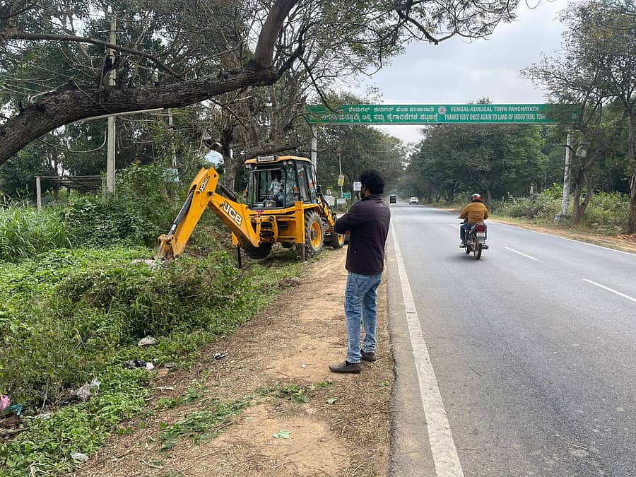 ಸ್ವಚ್ಛತಾ ಆಂದೋಲನ ಅಂಗವಾಗಿ ವೇಮಗಲ್ ನಗರವನ್ನು ಬೃಹತ್ ಯಂತ್ರಗಳ ಮೂಲಕ ನಗರದ ತ್ಯಾಜ್ಯ ಹಾಗೂ ಅನುಪಯುಕ್ತ ವಸ್ತುಗಳನ್ನು ತೆರವುಗೊಳಿಸಿ ಸ್ವಚ್ಛಗೊಳಿಸಲಾಯಿತು