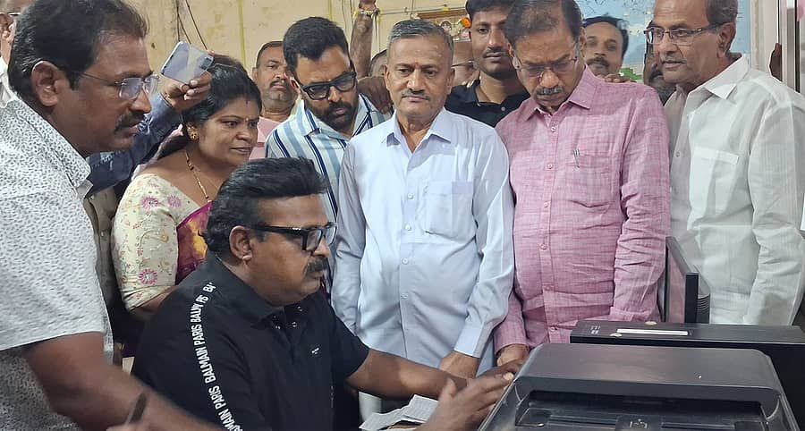 ರಾಣೆಬೆನ್ನೂರಿನಲ್ಲಿ ಎಪಿಎಂಸಿ ಮಾರುಕಟ್ಟೆಯ ಇ- ಟೆಂಡರ್ ಹಾಲ್ನಲ್ಲಿ ಸೋಮವಾರ ಮೆಕ್ಕೆಜೋಳ ಹಾಗೂ ಇತರೆ ಕಾಳು ಕಡಿ ಹುಟ್ಟುವಳಿಗಳನ್ನು ಈ ಟೆಂಡರ್ ಪದ್ದತಿ ಮೂಲಕ ಮಾರಾಟ ಮಾಡುವ ವ್ಯವಸ್ಥೆಯನ್ನು ಜಾರಿಗೊಳಿಸುವ ಕಾರ್ಯಕ್ರಮಕ್ಕೆ ಶಾಸಕ ಪ್ರಕಾಶ ಕೋಳಿವಾಡ ಚಾಲನೆ ನೀಡಿದರು.