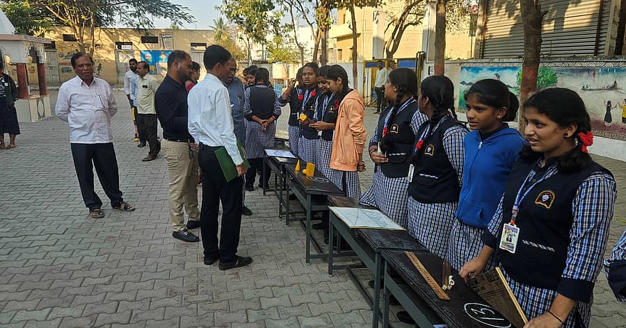 ಮಹಾಲಿಂಗಪುರದ ಜೇಸಿ ಇಂಗ್ಲಿಷ್ ಮಾಧ್ಯಮ ಶಾಲೆಯಲ್ಲಿ ಗಣಿತ ದಿನಾಚರಣೆ ಅಂಗವಾಗಿ ಗಣಿತ ವಸ್ತುಪ್ರದರ್ಶನ ಹಮ್ಮಿಕೊಳ್ಳಲಾಯಿತು