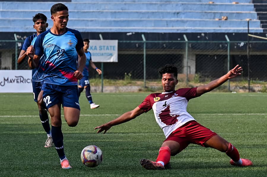 ಸರ್ವಿಸಸ್ನ ಕೆ. ಜಹೀರ್ ಖಾನ್ (ಎಡ) ಮತ್ತು ಕರ್ನಾಟಕದ ರಾಜಿಲ್ ಸಾಜಿ ಚೆಂಡಿಗಾಗಿ ಸೆಣಸಾಟ ನಡೆಸಿದರು –ಪ್ರಜಾವಾಣಿ ಚಿತ್ರ: ಪುಷ್ಕರ್ ವಿ.