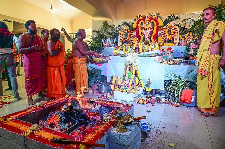 ಬೆಂಗಳೂರಿನ ಚಿನ್ನಸ್ವಾಮಿ ಕ್ರೀಡಾಂಗಣದಲ್ಲಿರುವ ಕೆಎಸ್ಸಿಎ ಕಚೇರಿಯಲ್ಲಿ ಸೋಮವಾರ ಹೋಮ, ಶಾಂತಿಪೂಜೆಗಳನ್ನು ನಡೆಸಲಾಯಿತು –ಪ್ರಜಾವಾಣಿ ಚಿತ್ರ