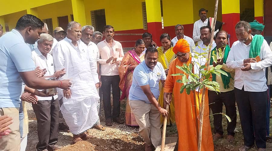 ಮುಂಡರಗಿ ತಾಲ್ಲೂಕಿನ ಡೋಣಿ ಗ್ರಾಮದಲ್ಲಿ ಹಮ್ಮಿಕೊಂಡಿದ್ದ ವನ ಜಾಗೃತಿ ಹಾಗೂ ವಾಲಿಬಾಲ್ ಪಂದ್ಯಾವಳಿ ಕಾರ್ಯಕ್ರಮದಲ್ಲಿ ಶಿವಕುಮಾರ ಸ್ವಾಮೀಜಿ ಸಸಿನೆಟ್ಟರು