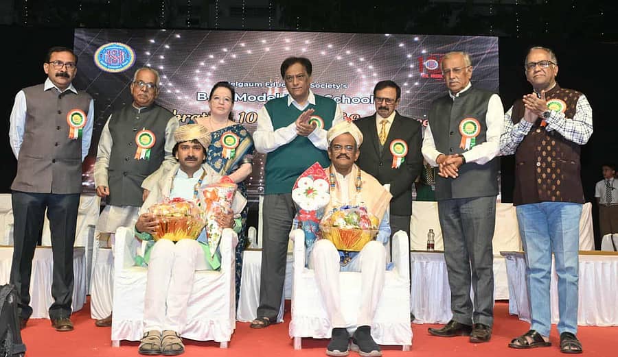 ಬೆಳಗಾವಿಯ ಬಿ.ಕೆ. ಮಾಡೆಲ್ ಹೈಸ್ಕೂಲ್ ಶತಮಾನೋತ್ಸವ ಸಮಾರಂಭದಲ್ಲಿ ಗಂಗಾವತಿ ಪ್ರಾಣೇಶ ಹಾಗೂ ಬಸವರಾಜ ಮಾಮನಿ ಅವರನ್ನು ಸನ್ಮಾನಿಸಲಾಯಿತು