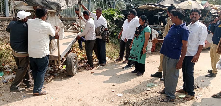 ಹಳೇಬೀಡಿನ ಹೊಯ್ಸಳೇಶ್ವರ ದೇವಾಲಯ ಬಳಿ ಸೋಮವಾರ ಗ್ರಾಮ ಪಂಚಾಯಿತಿ ನೌಕರರು ಕಬ್ಬಿನ ಹಾಲಿನ ತಳ್ಳುಗಾಡಿ ತೆರವು ಮಾಡಿದರು. ಗ್ರಾ.ಪಂ ಅಧ್ಯಕ್ಷ ಎಚ್.ಆರ್.ಮಧು, ಪಿಡಿಒ ಎಸ್.ಸಿ.ವಿರೂಪಾಕ್ಫ, ಸದಸ್ಯರಾದ ನಿಂಗಪ್ಪ, ಮೋಹನ್ ಪಾಲ್ಗೊಂಡಿದ್ದರು