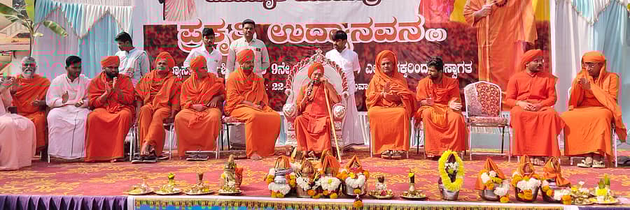 ಹಾವೇರಿ ಹುಕ್ಕೇರಿಮಠ ಜಾತ್ರಾ ಮಹೋತ್ಸವ ಅಂಗವಾಗಿ ವಿದ್ಯಾನಗರ ಪಶ್ಚಿಮ ಪ್ರದೇಶದ ಉದ್ಯಾನದಲ್ಲಿ ಸೋಮವಾರ ಹಮ್ಮಿಕೊಂಡಿದ್ದ ‘ಪಾದಯಾತ್ರೆ ಸಮಾರೋಪ ಸಮಾರಂಭ’ದಲ್ಲಿ ಹುಬ್ಬಳ್ಳಿ ಮೂರುಸಾವಿರ ಮಠದ ಗುರುಸಿದ್ಧ ರಾಜಯೋಗೀಂದ್ರ ಸ್ವಾಮೀಜಿ ಆಶೀರ್ವಚನ ನೀಡಿದರು