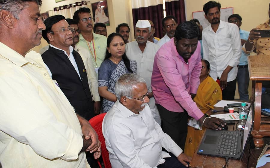 ಬಾಗಲಕೋಟೆ ಎಪಿಎಂಸಿಯಲ್ಲಿ ಸೋಮವಾರ ತೊಗರಿ ಖರೀದಿ ಕೇಂದ್ರಕ್ಕೆ ಜಿಲ್ಲಾ ಉಸ್ತುವಾರಿ ಸಚಿವ ಆರ್.ಬಿ. ತಿಮ್ಮಾಪುರ ಚಾಲನೆ ನೀಡಿದರು