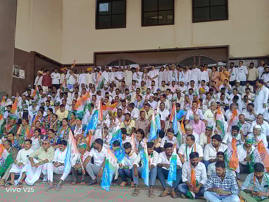 ಮನರೇಗಾ ಹೆಸರು ಬದಲಾಯಿಸಿರುವುದನ್ನು ಖಂಡಿಸಿ ಕಾಂಗ್ರೆಸ್ ಮುಖಂಡರು ಸೋಮವಾರ ಬಾಗಲಕೋಟೆ ಜಿಲ್ಲಾಧಿಕಾರಿ ಕಚೇರಿ ಮುಂದೆ ಬೃಹತ್ ಪ್ರತಿಭಟನೆ ಮಾಡಿದರು