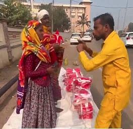 <div class="paragraphs"><p>ಇದು ಹಿಂದೂ ದೇಶ, ಕ್ರಿಸ್‌ಮಸ್ ಸಂತಾ ಟೋಪಿ ಮಾರುವ ಹಾಗಿಲ್ಲ.. ಒಡಿಶಾದಲ್ಲಿ ಪುಂಡಾಟ</p></div>